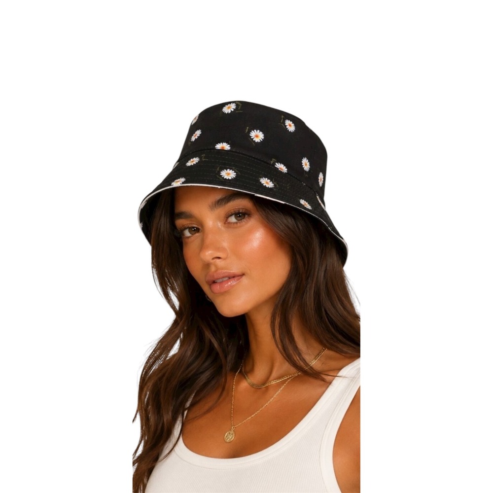 Alice + Olivia Reversible White Daisy Print Summer Beach Cruise Bucket Hat